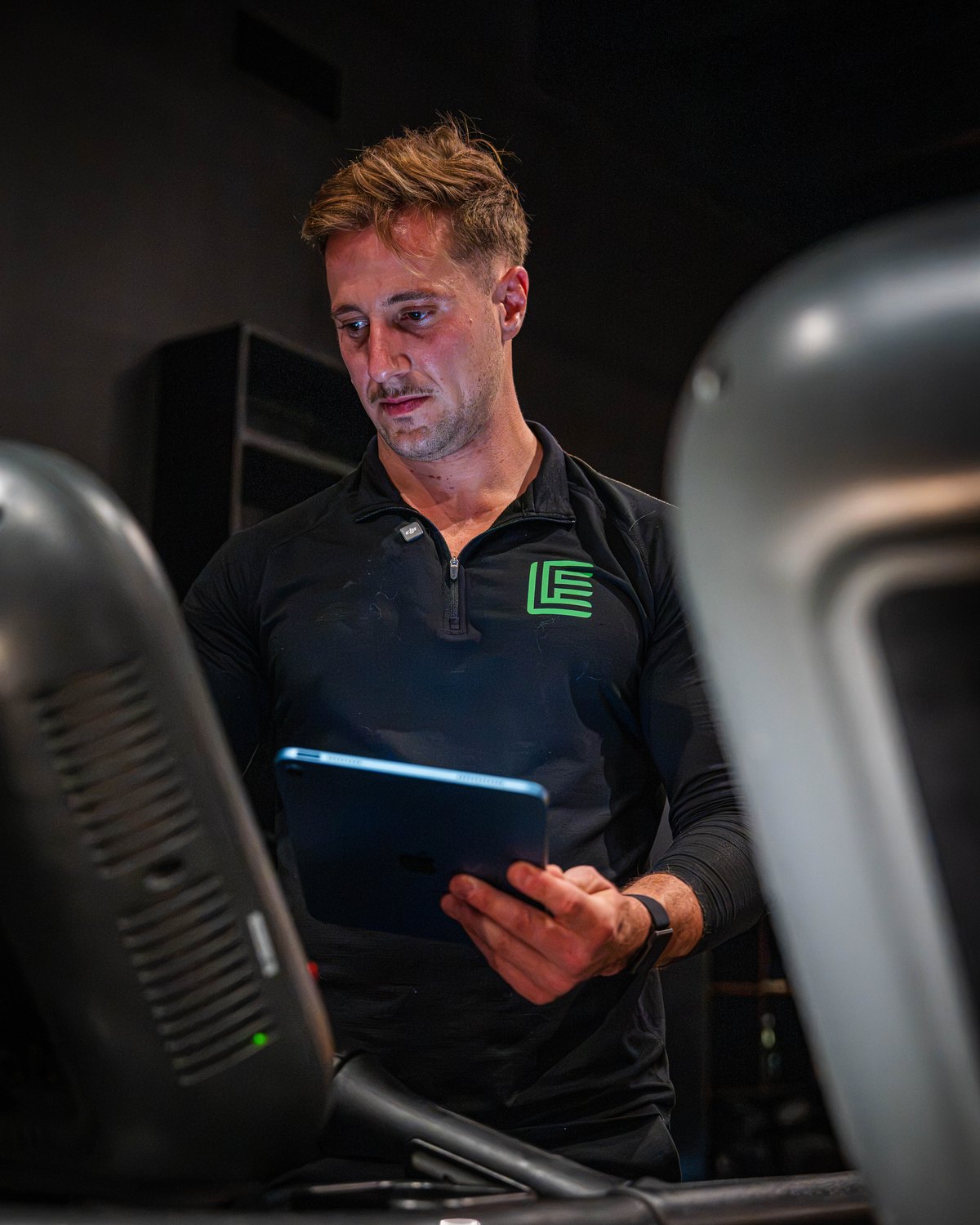 Damjan reading live test data on the tablet at the treadmill